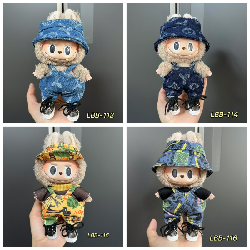 Outdoor Adventure Outfit - หมวกปีกกว้างพิมพ์ลายวินเทจและชุดเอี๊ยมที่ออกแบบมาเป็นพิเศษสําหรับของเล่นตุ๊กตาน่ารักเป็นเสื้อผ้าผจญภัยกลางแจ้ง